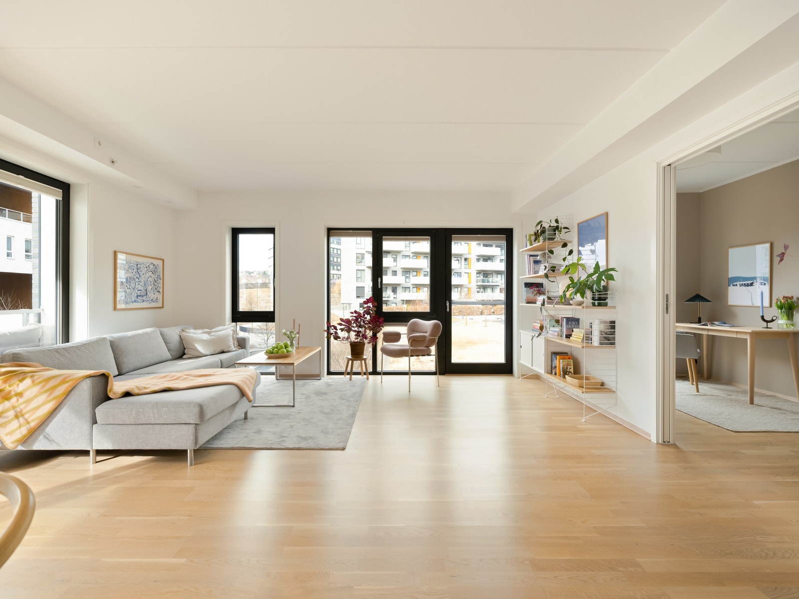 Leiligheten har en god planløsning med ulike soner. I stuedelen er det rom for en større sofagruppe og TV-benk. Galleribilde