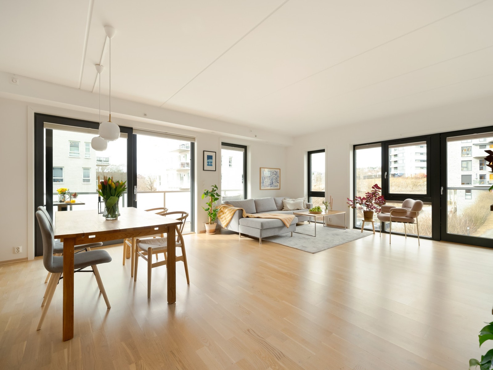 Dette er virkelig en innbydende og lys 4-roms hjørneleilighet med verdifulle kvaliteter som vestvendt balkong, heis og garasjeplass i oppvarmet kjeller med lader. Galleribilde