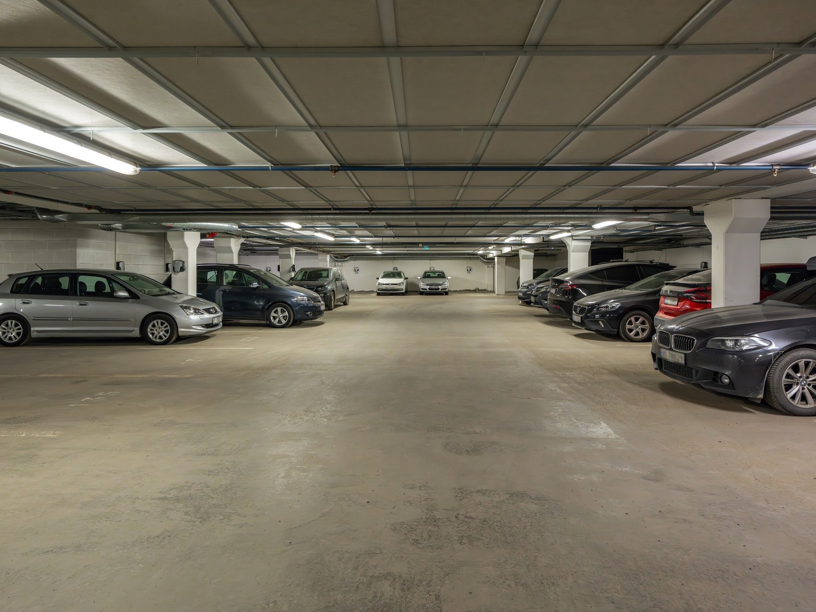 Det medfølger en privat parkeringsplass i oppvarmet garasjeanlegg i kjeller med direkte heisadkomst. Galleribilde