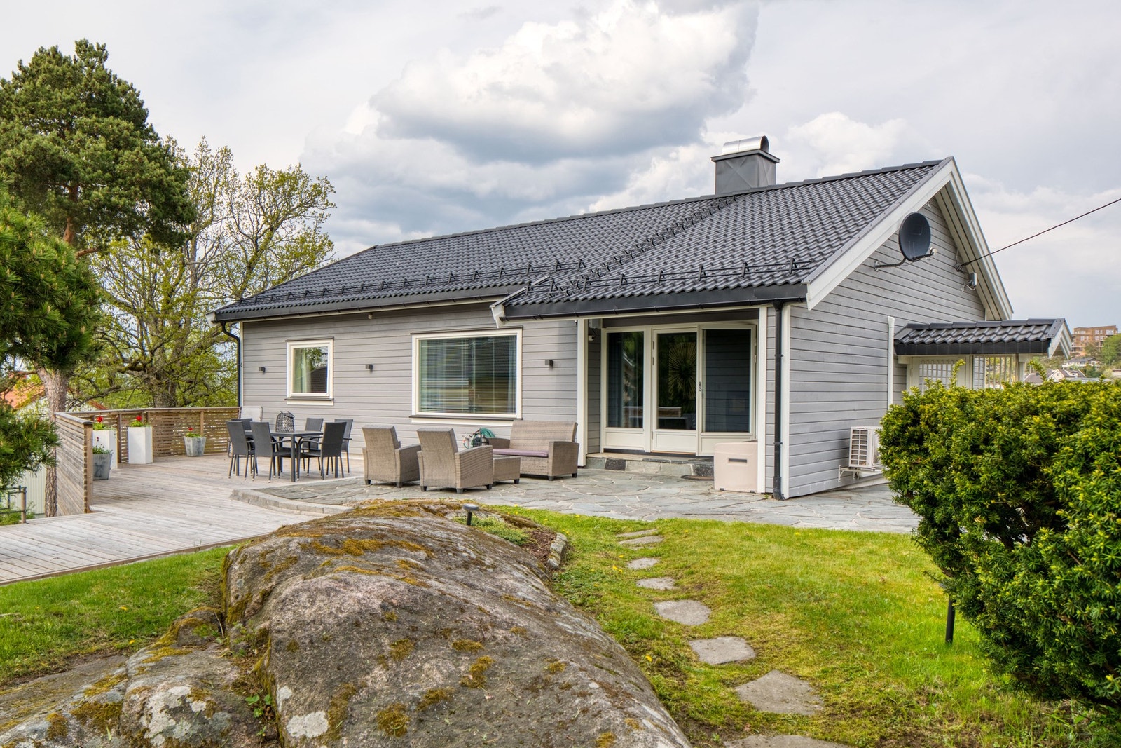 Renovert innholdsrik bolig med romslig solrik tomt - Flytt rett inn Galleribilde