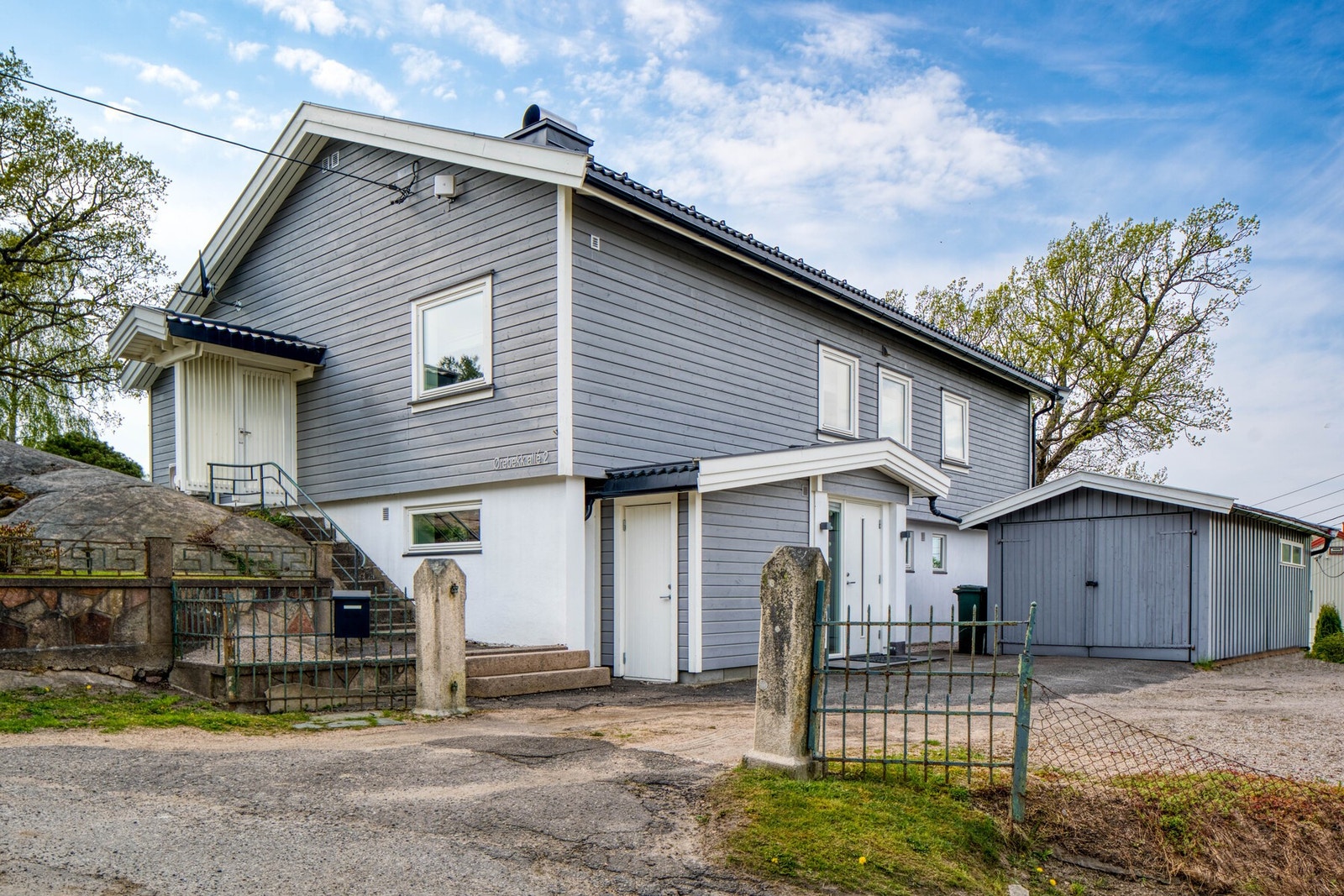 Bra med parkering ved inngangsparti Galleribilde