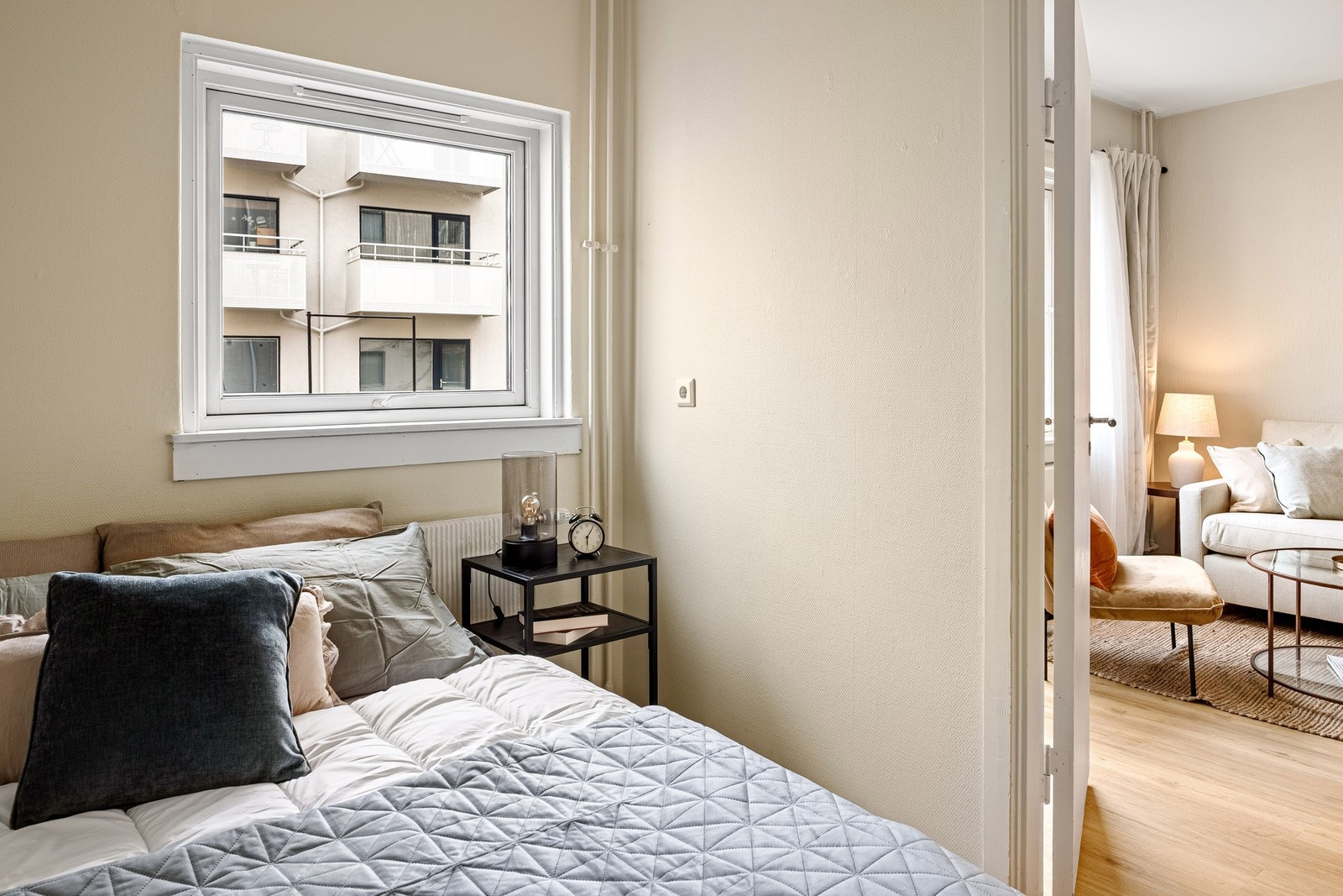 Soverom med god plass til større seng Galleribilde