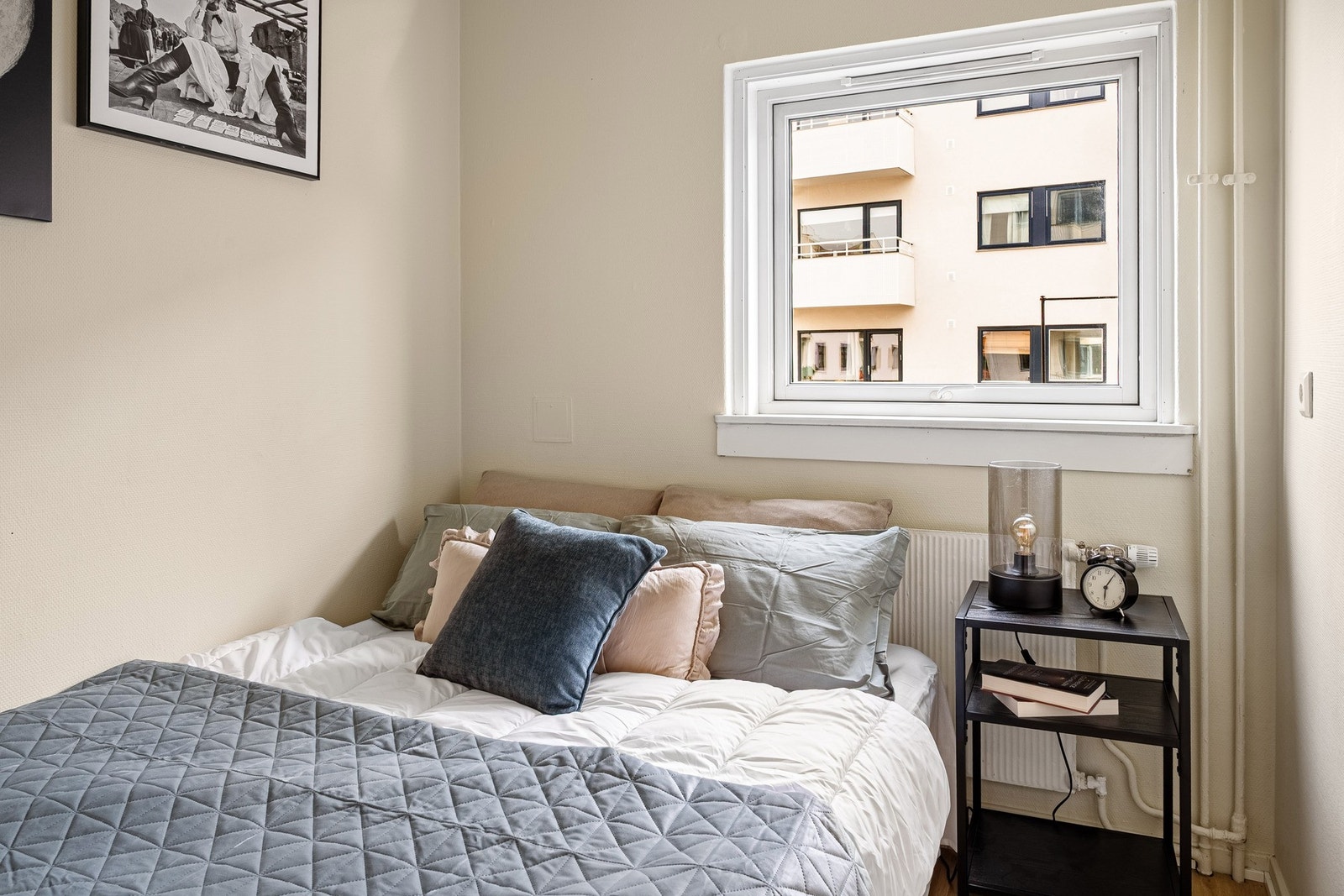 Soverommet har god plass til større seng Galleribilde