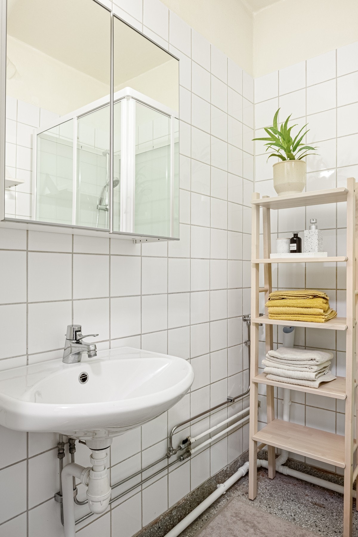 Baderom med opplegg for vaskemaskin Galleribilde