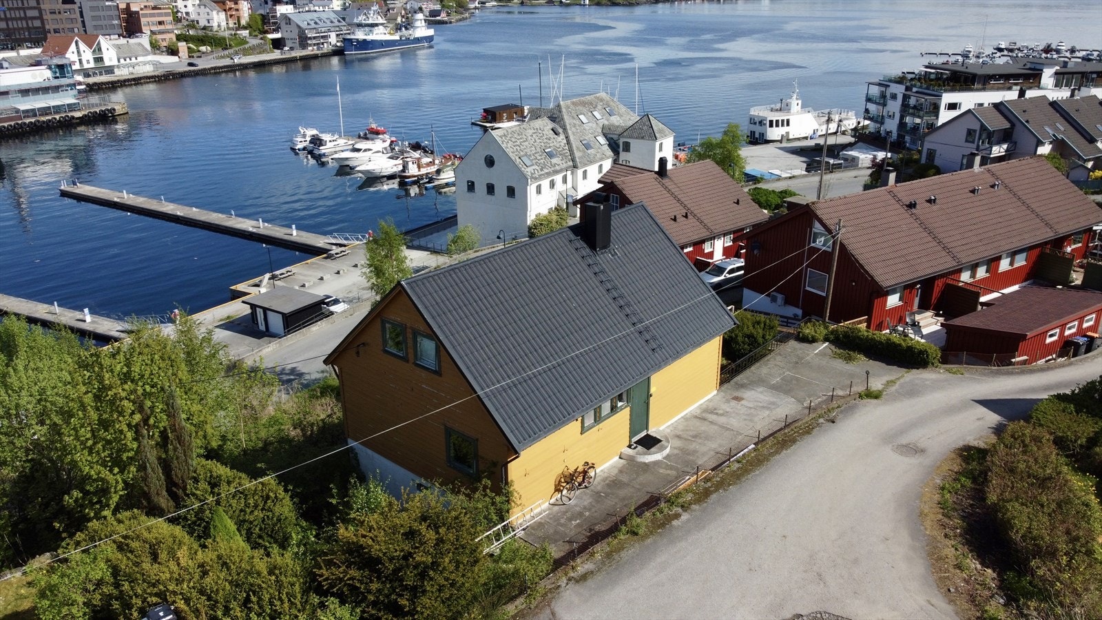 Eigedomen harsvært sentral beliggenhet, og storslått utsikt mot hamna, sjøen og sentrum. Galleribilde