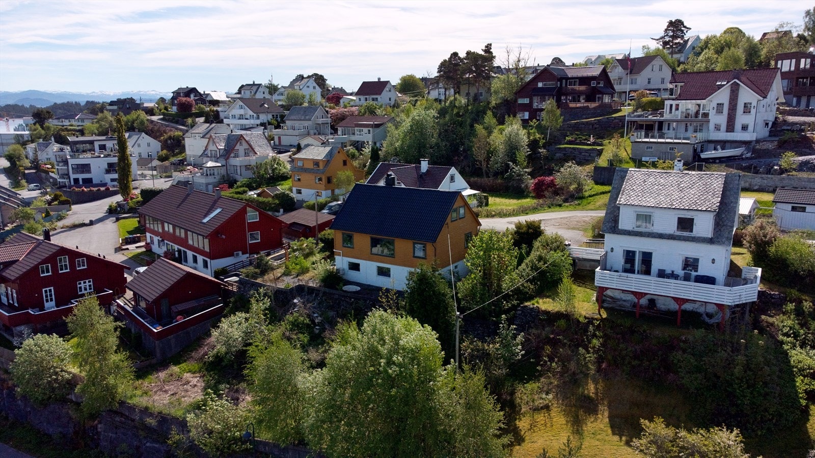 Bilete i framkant. Eigedommen går ned til gjerdet mot vegen. Galleribilde