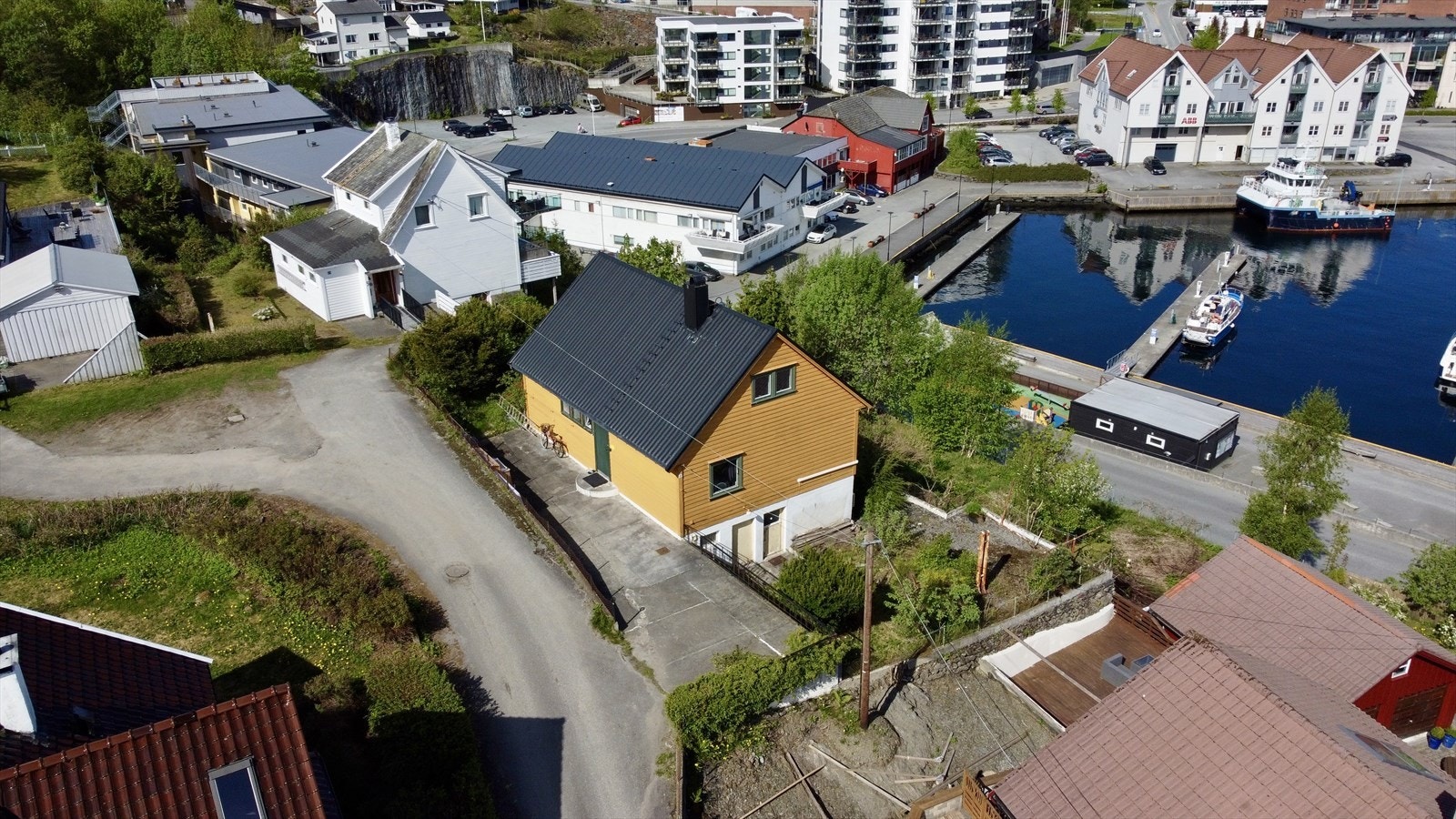Eigedommen er i dag utleigd, og om ein ynskjer å sjå innvendig så kan det avtales med meklar. Galleribilde