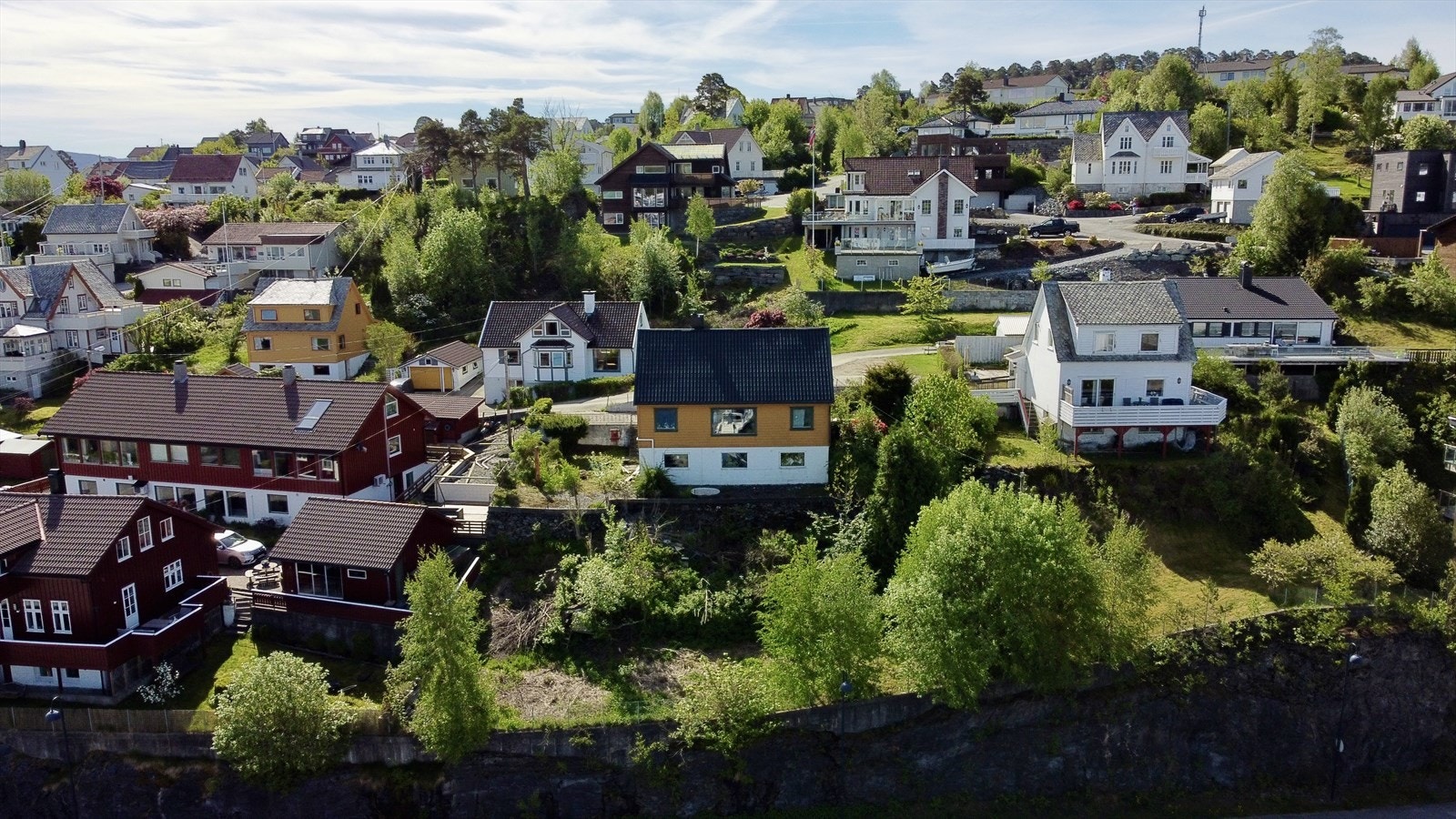 Tomta er på 934 m² og består i dag av opparbeida tomt rundt huset og naturtomt i framkant. Galleribilde