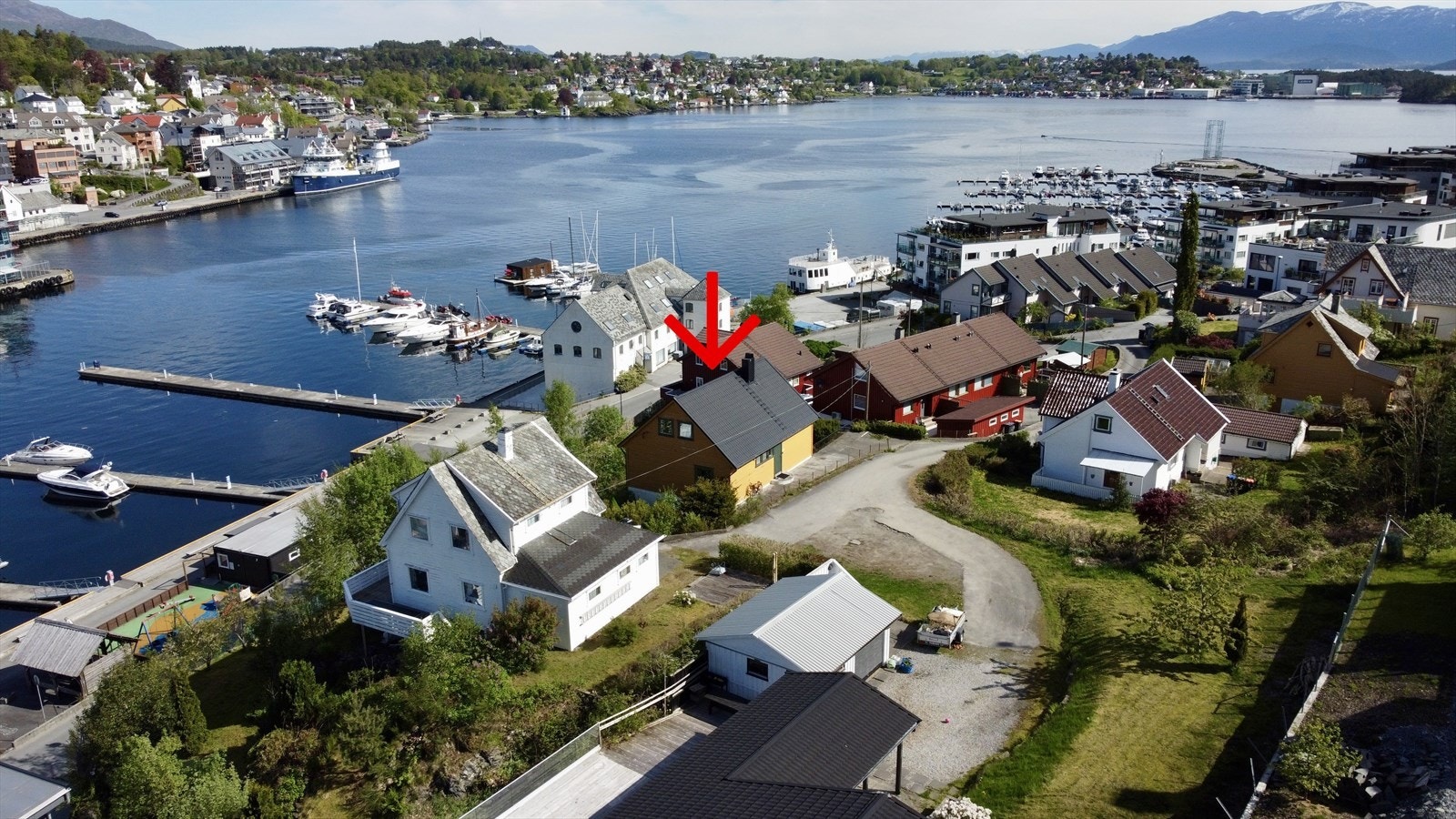 Skotlio 3 er ei fantastisk bustadtomt med sentral beliggenhet og gode solforhald. Det er ein einebustad på tomta i dag som treng totalrehabilitering, og eigedommen selges derfor som tomt med bygg på. Galleribilde