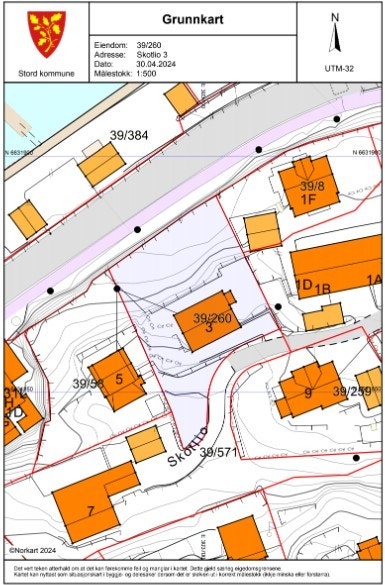 Tomta er på 934 m² og består i dag av opparbeida tomt rundt huset og naturtomt i framkant. Naboen i Skotlio 5 har vegrtet over eigedommen slik vegen er i dag. Galleribilde