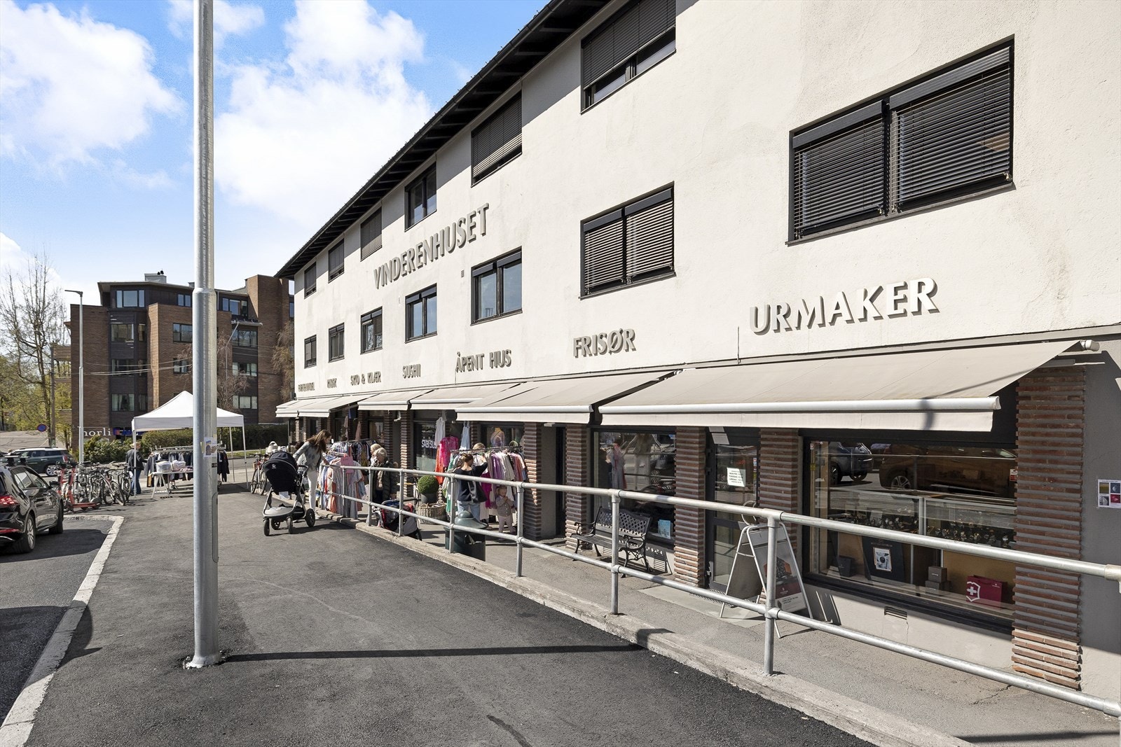 Fra eiendommen er det gangavstand til Vinderen sentrum med et godt utvalg av forretninger, ulike servicefunksjoner, restauranter, treningssenter m.m. Det er gangavstand til Vinderen barneskole og Ris ungdomsskole Galleribilde