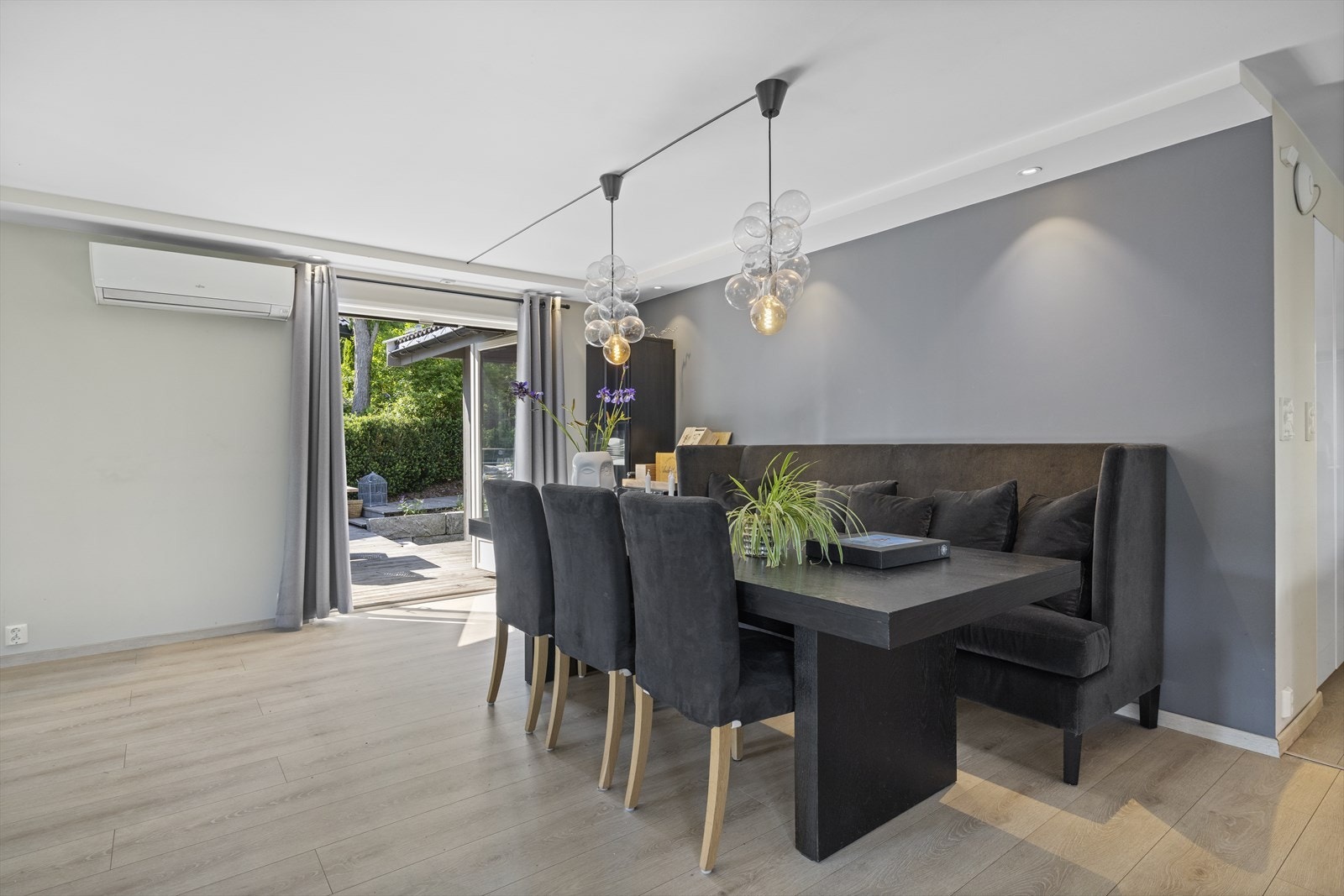 Utgang ved spisestuen til vestvendt terrasseplatting Galleribilde