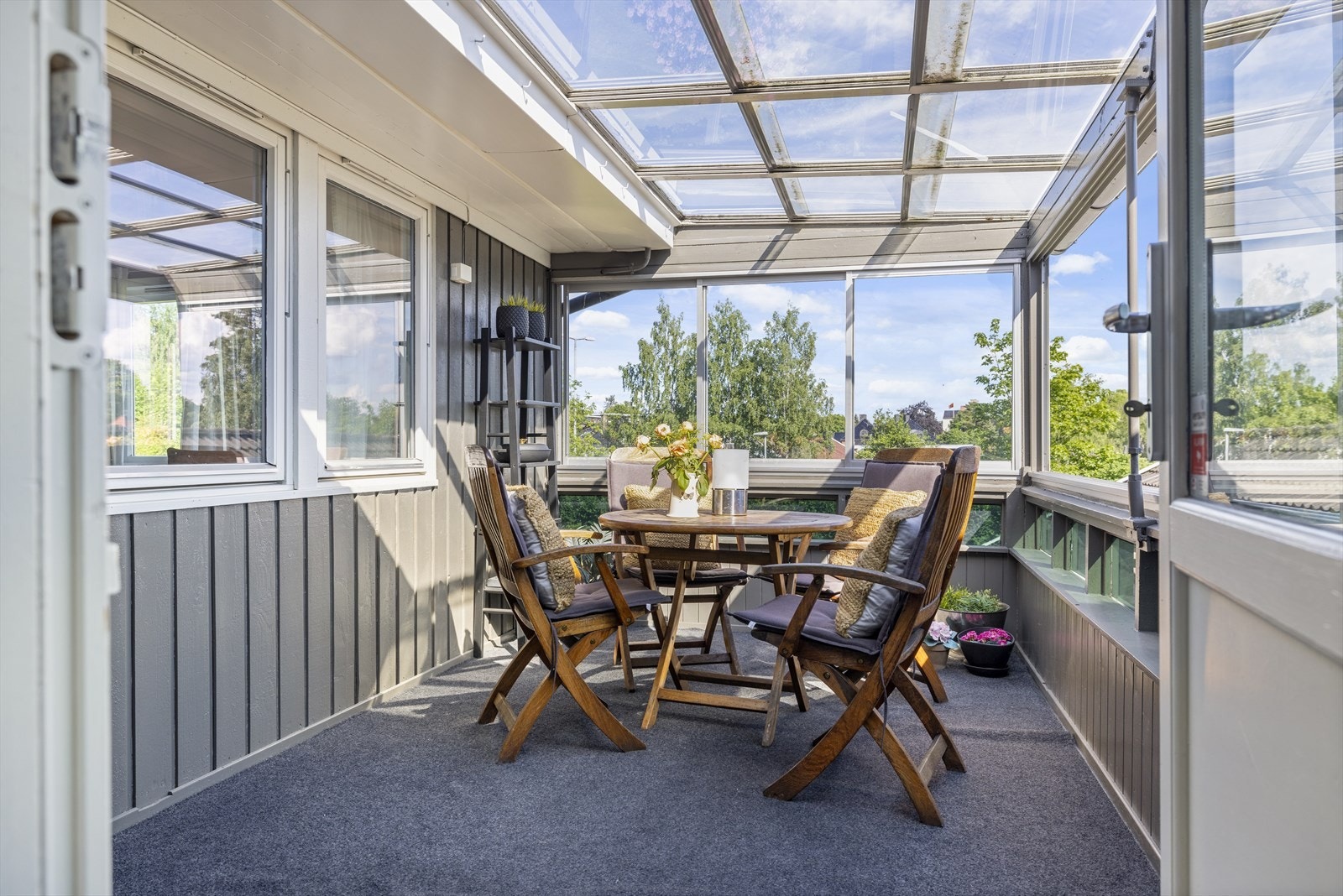 Fra kjøkkenet er det utgang til innglasset veranda (ca. 10 kvm) Galleribilde