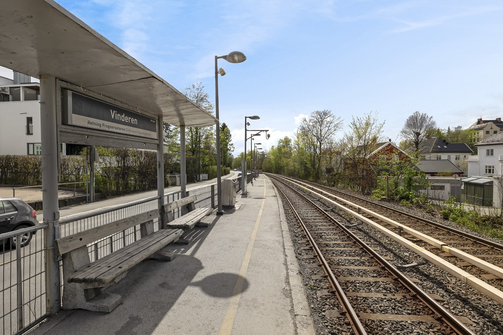 Området har gode muligheter for offentlig kommunikasjon via buss og T-bane. Nærmeste bussholdeplass er i Holmenveien, og T-bane fra Vinderen Galleribilde