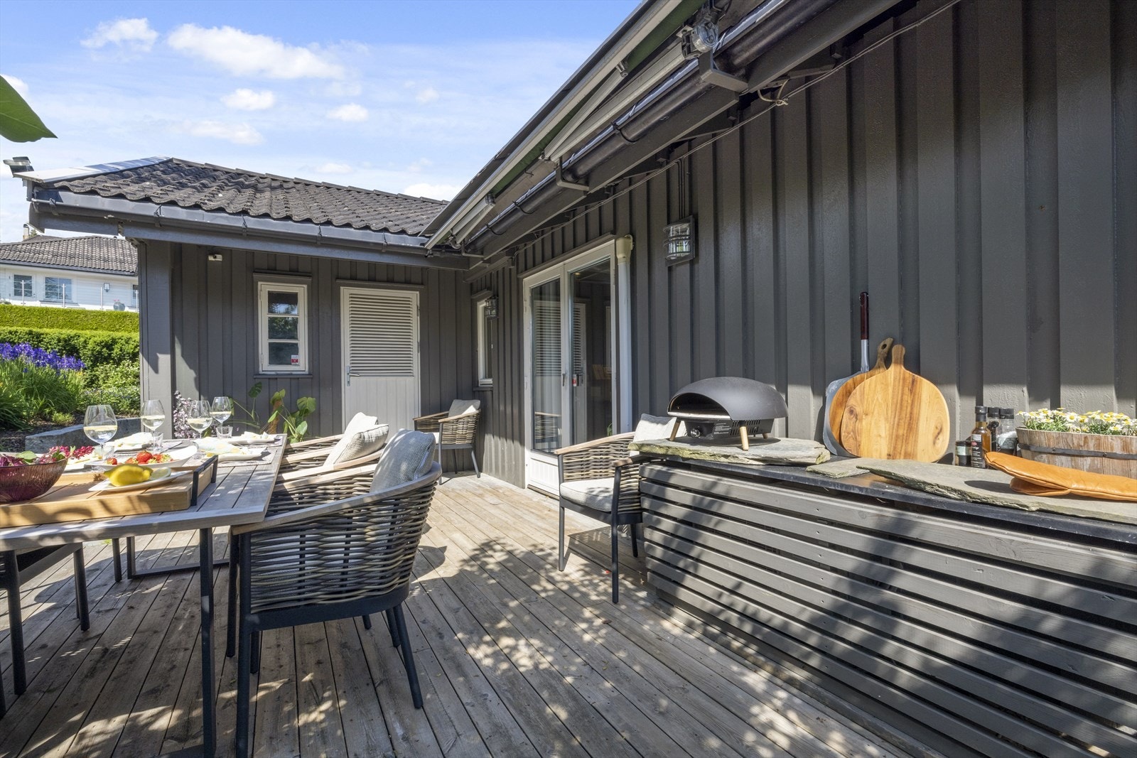 Terrassen har
adkomst fra spisestue og fra det ene soverommet Galleribilde