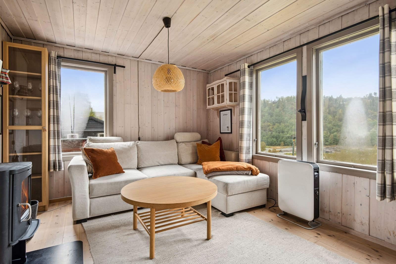 Fin utsikt gjennom stuevinduene. Galleribilde