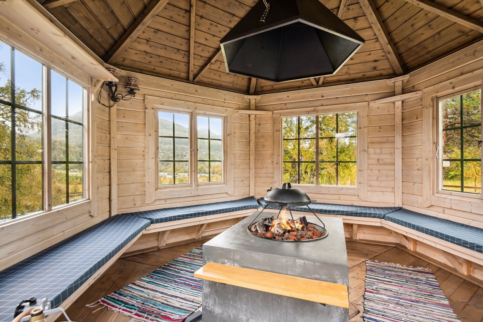 Koselig innvendig i grillhytten. Galleribilde