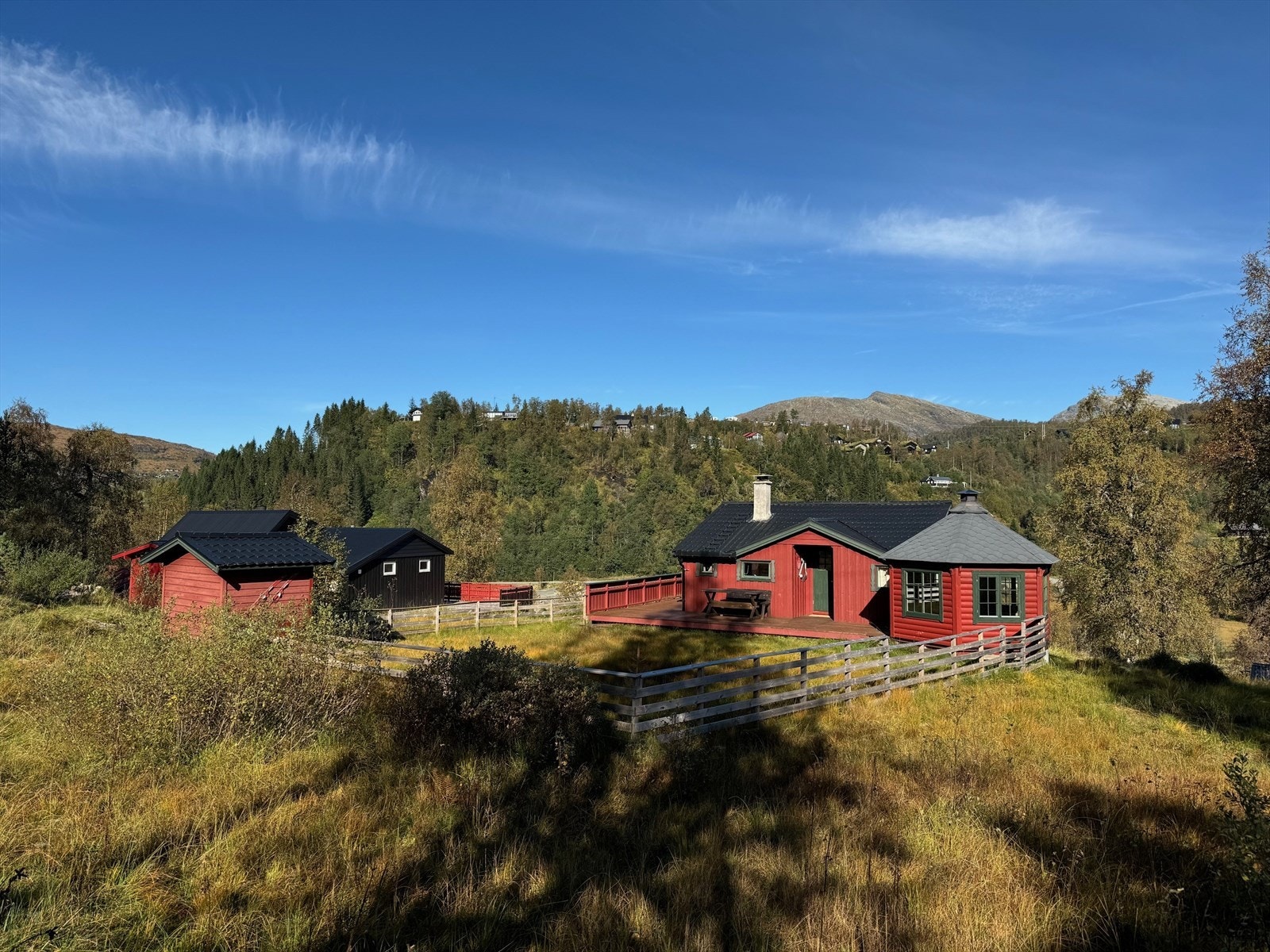 Koselig hytte med grillhytte og utebod. Flott utsikt og gode solforhold. Galleribilde