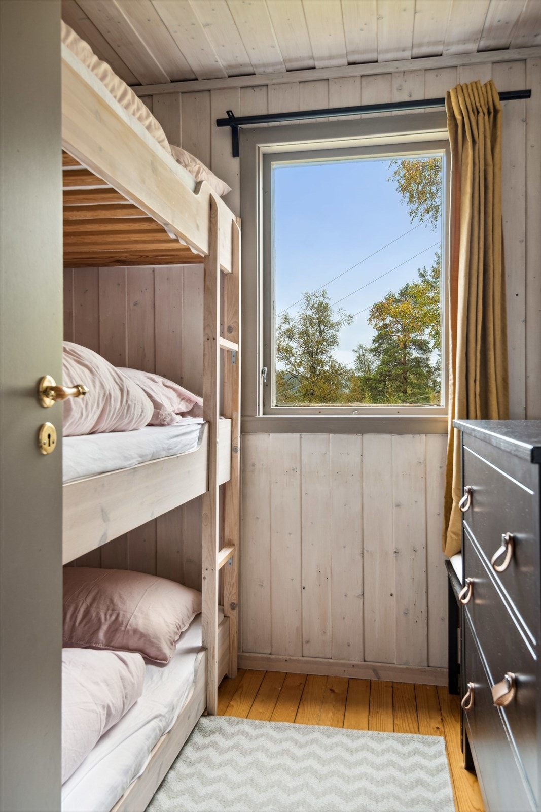 Det er to soverom i hytten Galleribilde