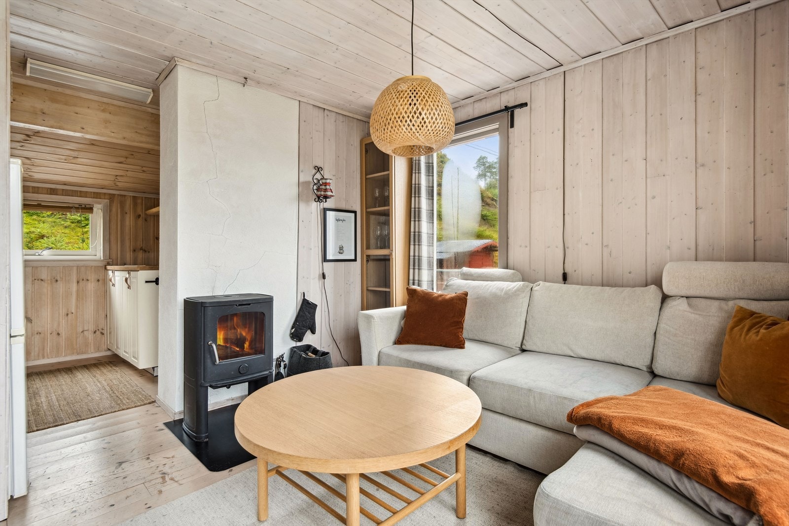 Koselig vedovn i stuen. Galleribilde