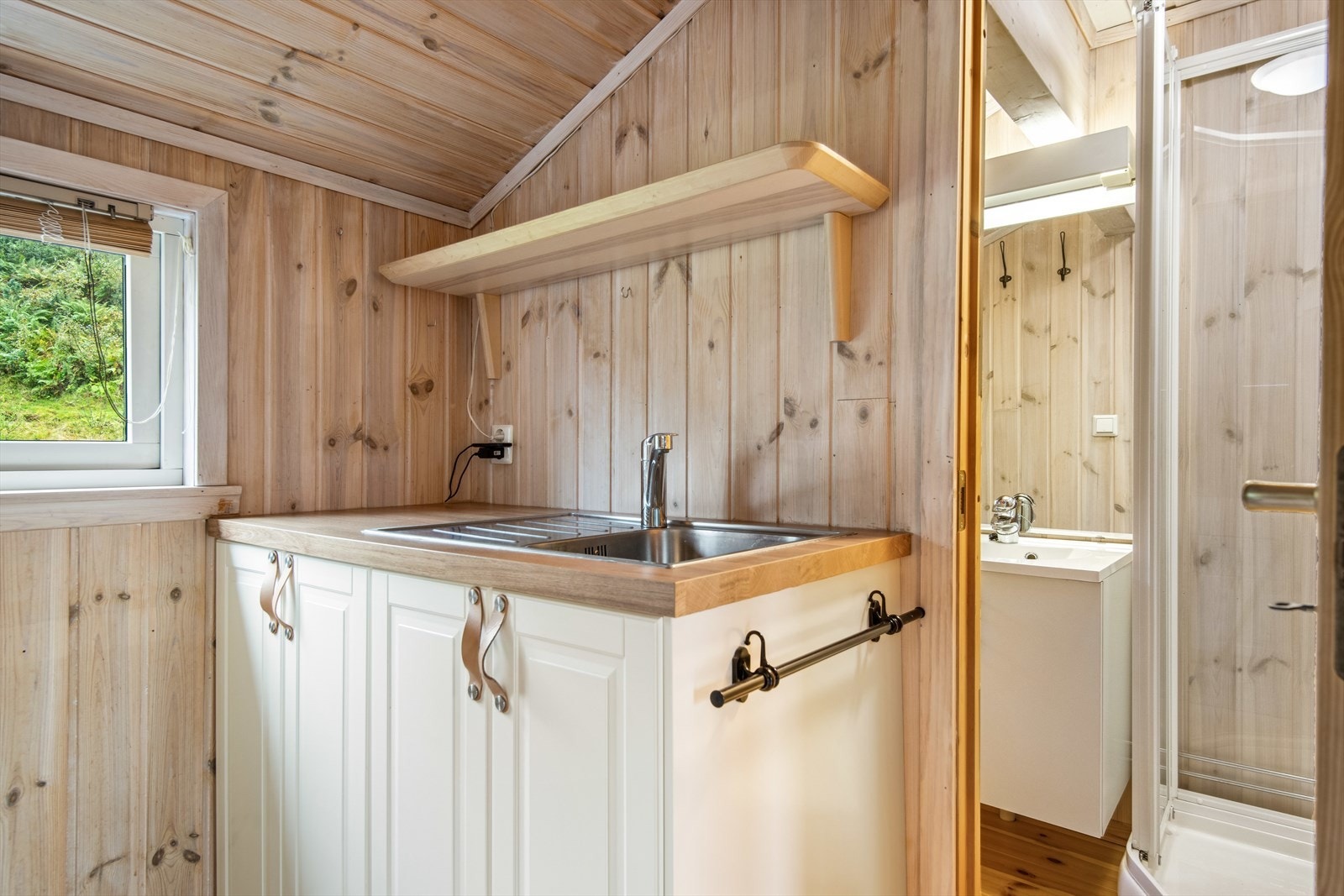 Kjøkken og inn til bad Galleribilde