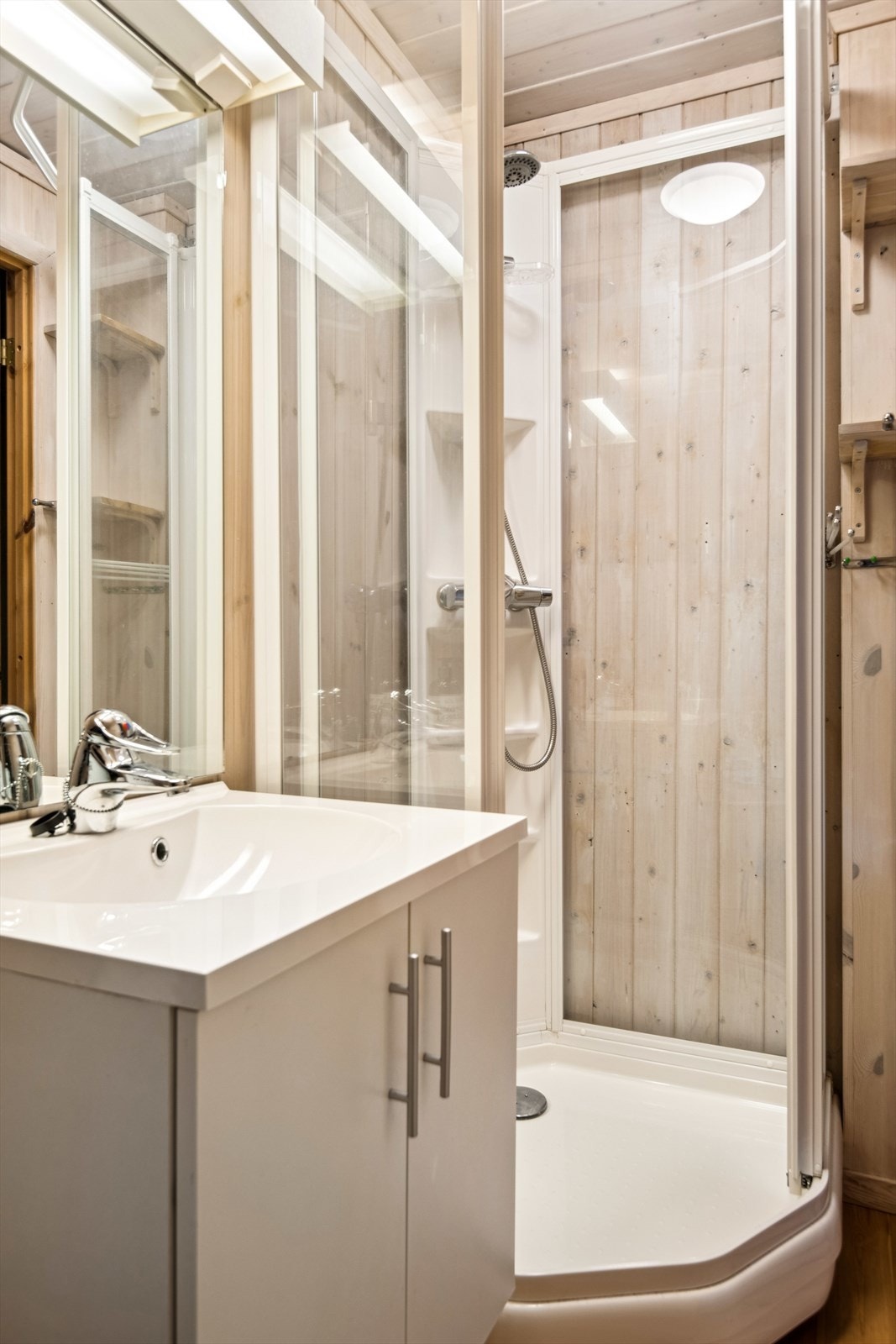 Bad med dusjkabinett og wc. Galleribilde