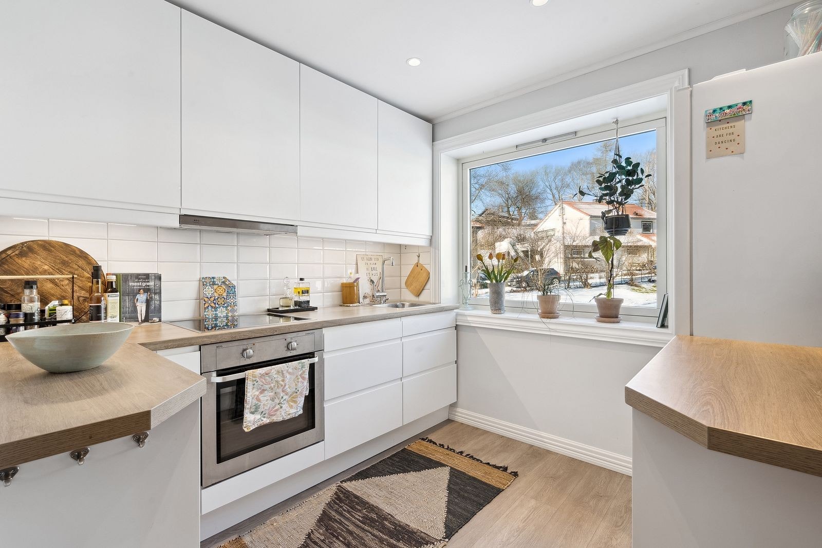 Kjøkkenet har godt med skap, skuffe og benkeplass Galleribilde