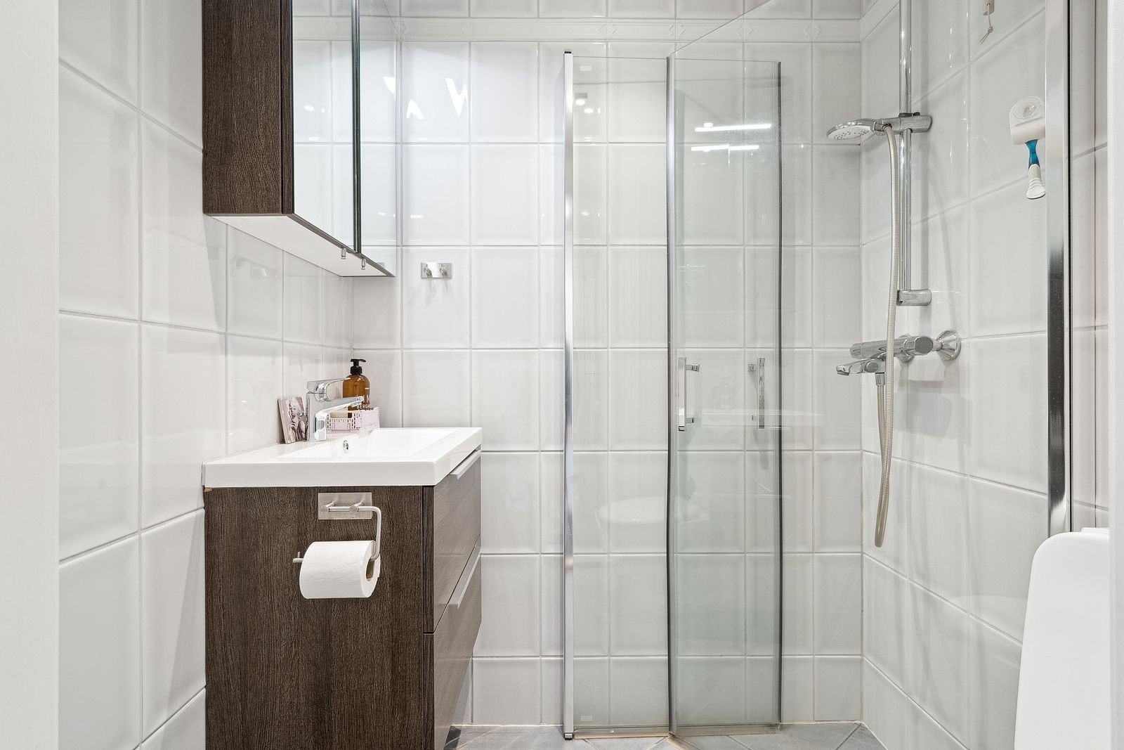 Badet inneholder toalett, dusj og servant. Egen vaskemaskin i vaskekjeller Galleribilde