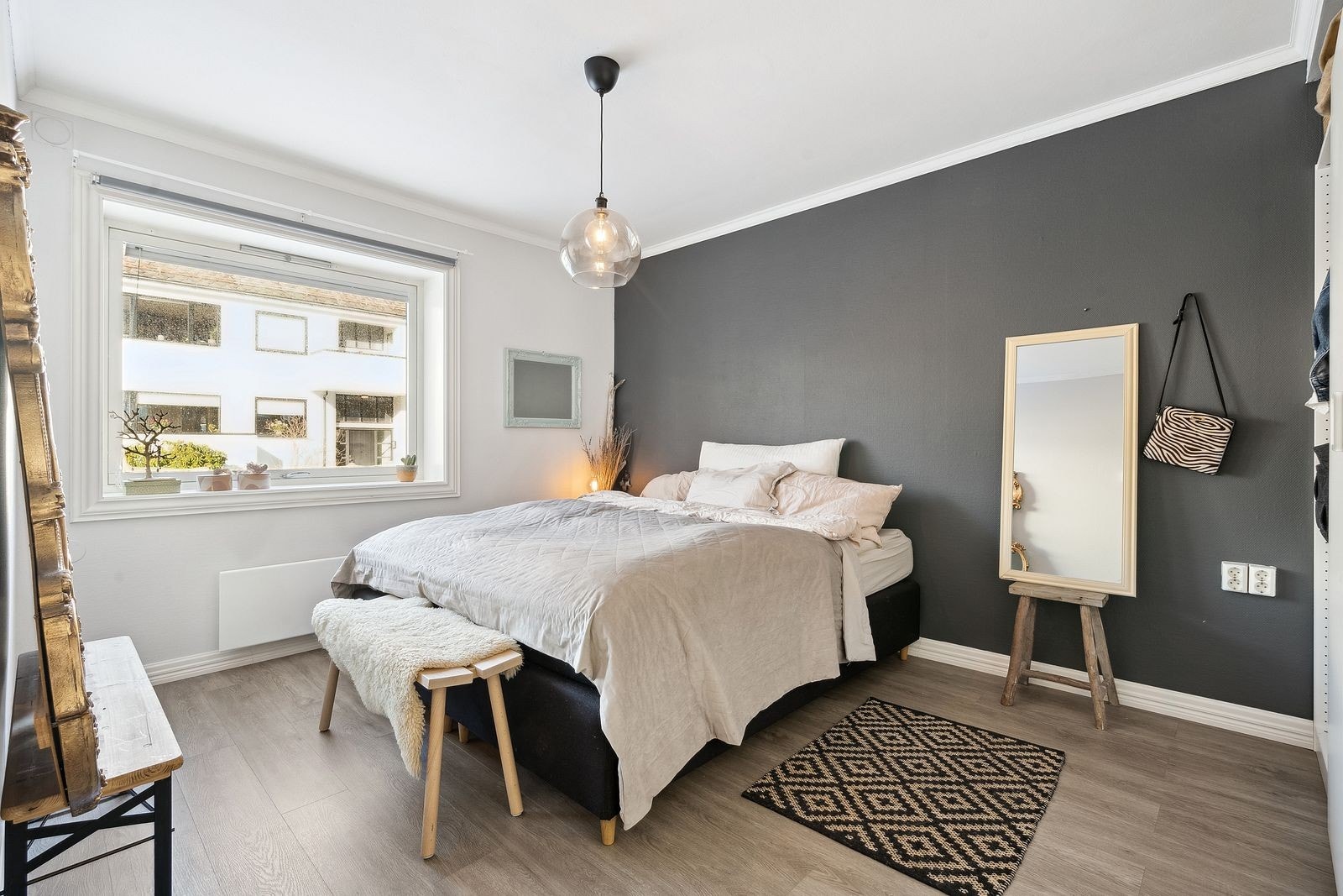 Soverommet er av god størrelse og vender ut mot rolig grøntområde Galleribilde