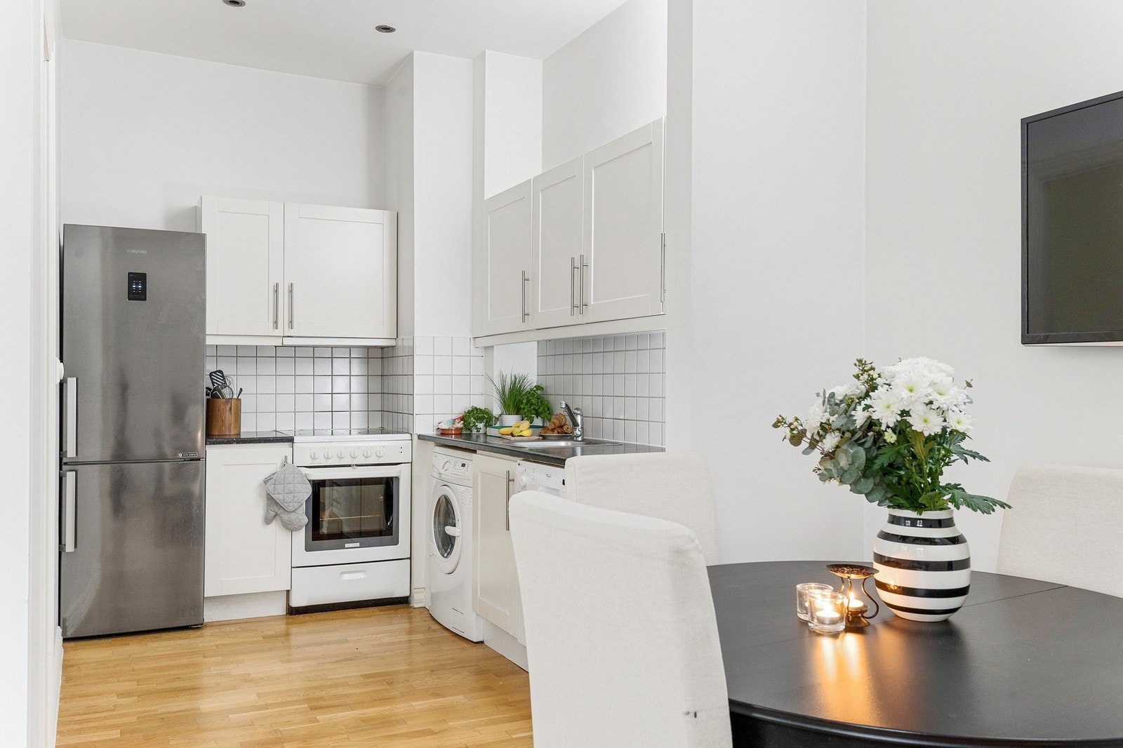 Åpen kjøkkenløsning tilknyttet stuen. Galleribilde