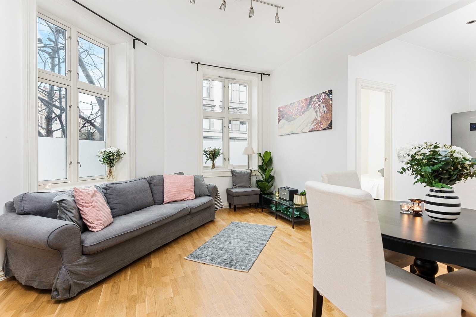 Romslig og lys stue med store vindusflater som gir gode lysforhold. Galleribilde