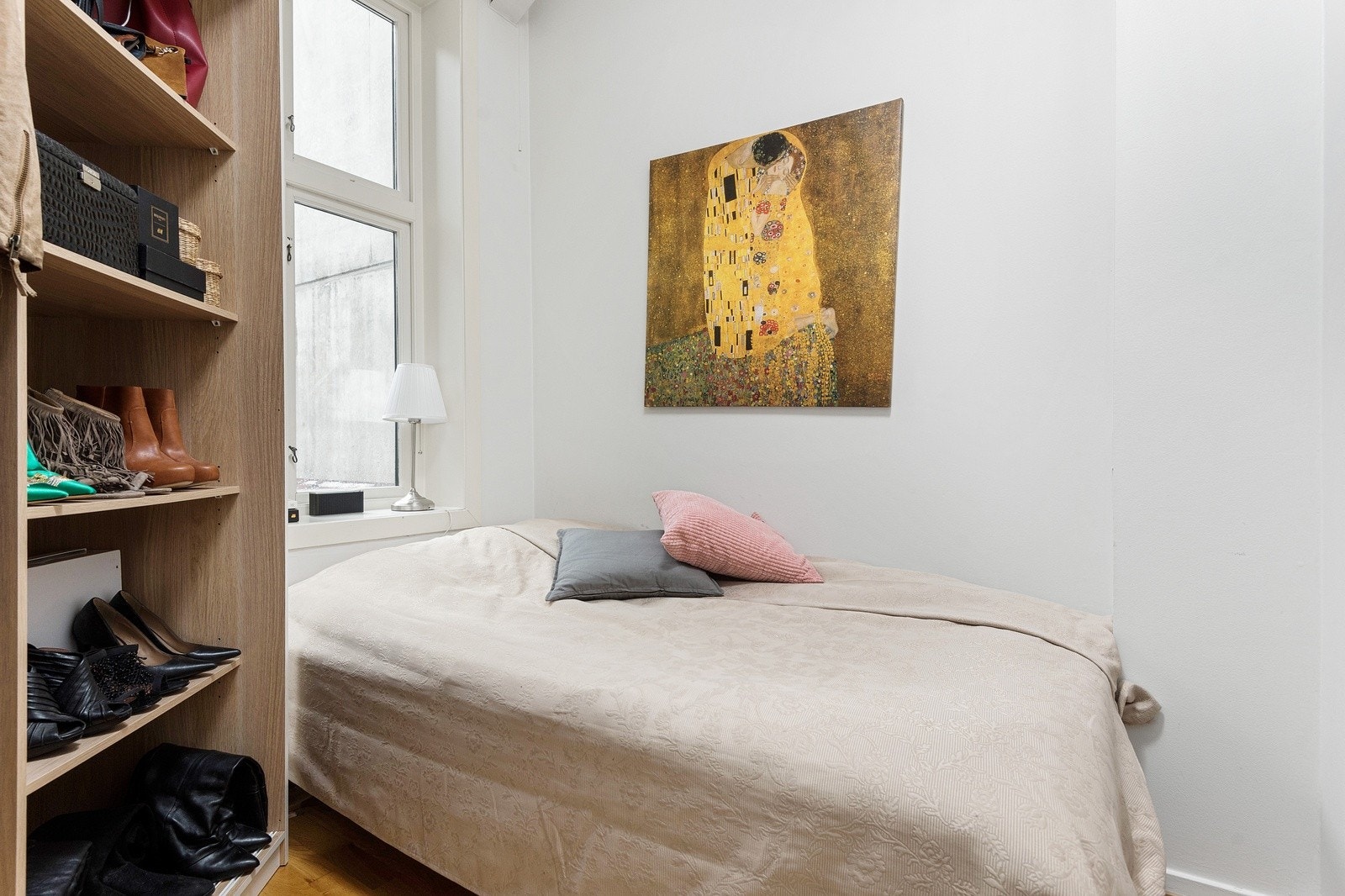 Lyst soverom som vender mot rolig bakgård. Galleribilde