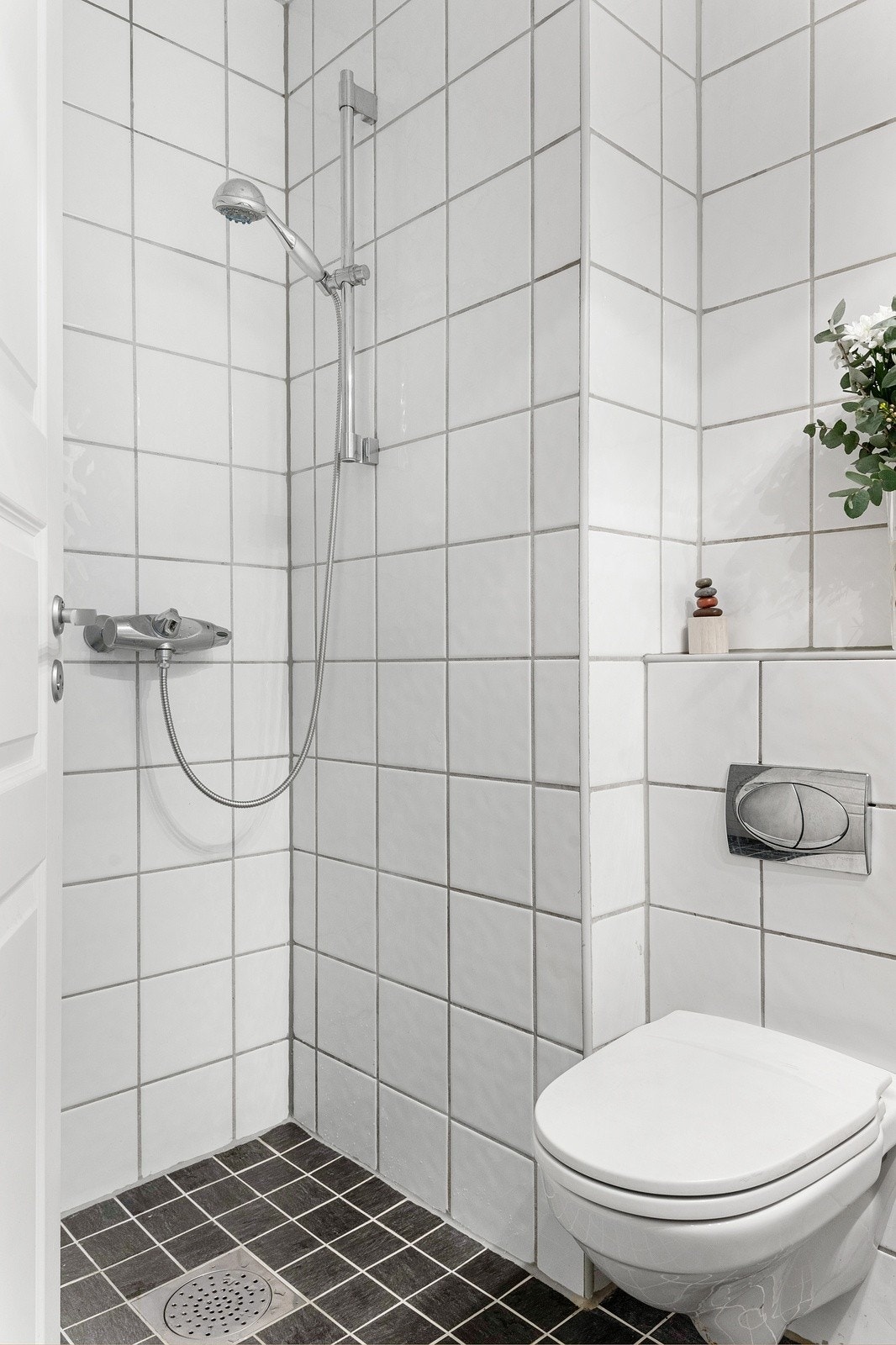 Flislagt bad i tidløse farger. Galleribilde