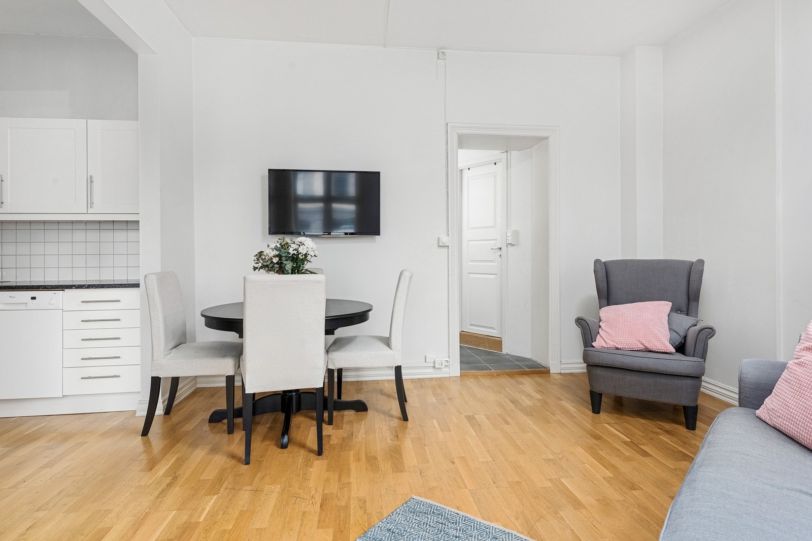 I stuen er det plass til både spisbord og sofa. Galleribilde