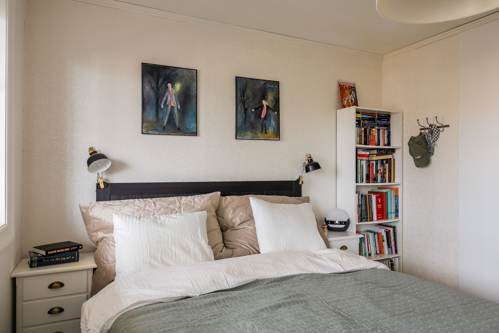 Plass til dobbeltseng, nattbord og annet øvrig møblement. Galleribilde