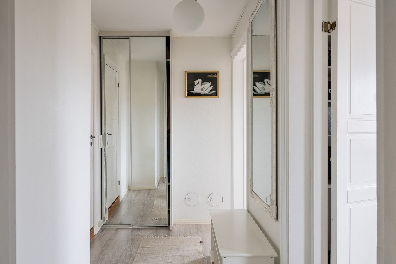 Entré med skyvedørsgardeboe. Plass til oppbevaring av yttertøy og sko. Galleribilde