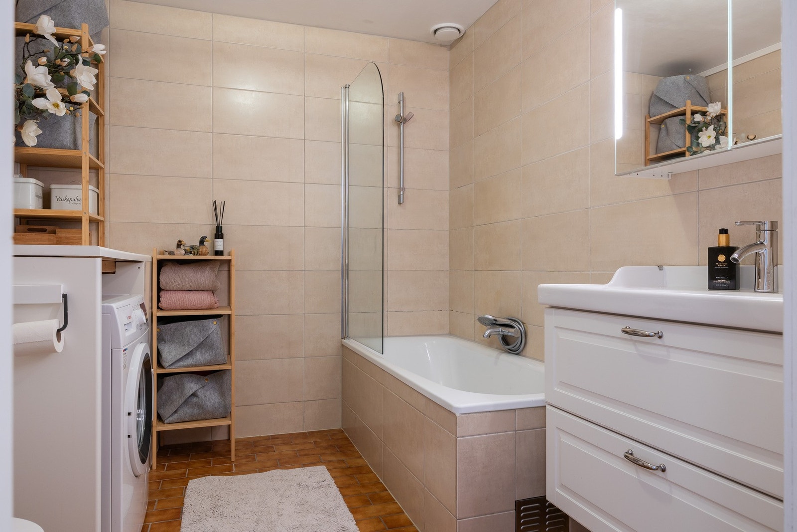 Badet har innfliset badekar og opplegg for vaskemaskin. Galleribilde