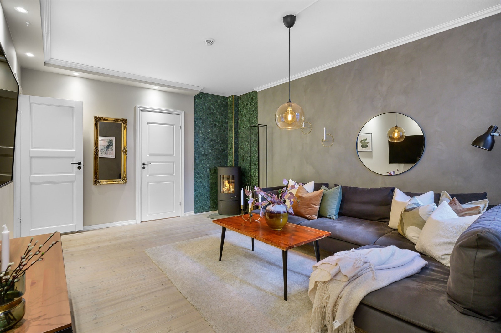 Det er montert peis for oppvarming og ekstra hygge på vinteren. Galleribilde