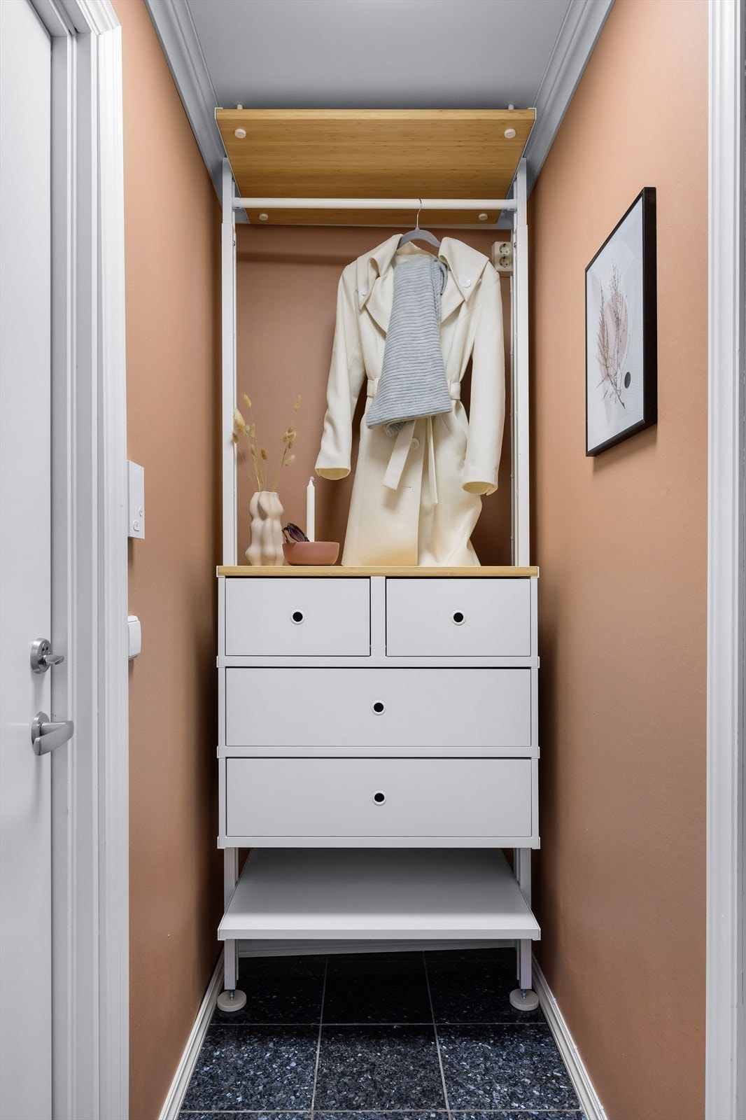 Entrè/gang med flislagt gulv. Callinganlegg for enkelt å slippe inn gjester. Galleribilde