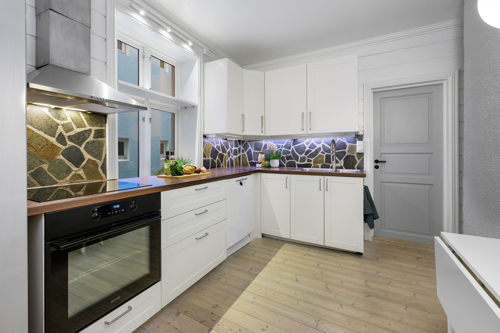 Kjøkkenet har innredning fra 2015(ifølge tidligere eier) med hvite profilerte fronter. Skiferstein mellom kjøkkenbenk og overskap. Galleribilde