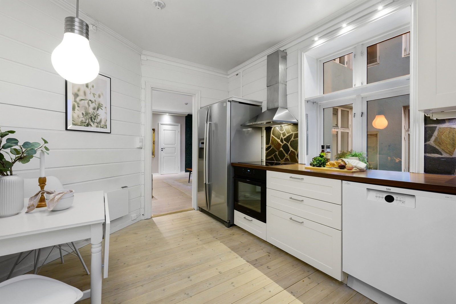 Kombinert kjøle- og fryseskap, samt oppvaskmaskin medfølger. Galleribilde