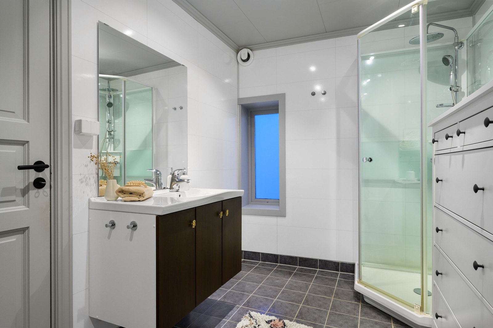 Vegghengt servantinnredning med dører. Galleribilde