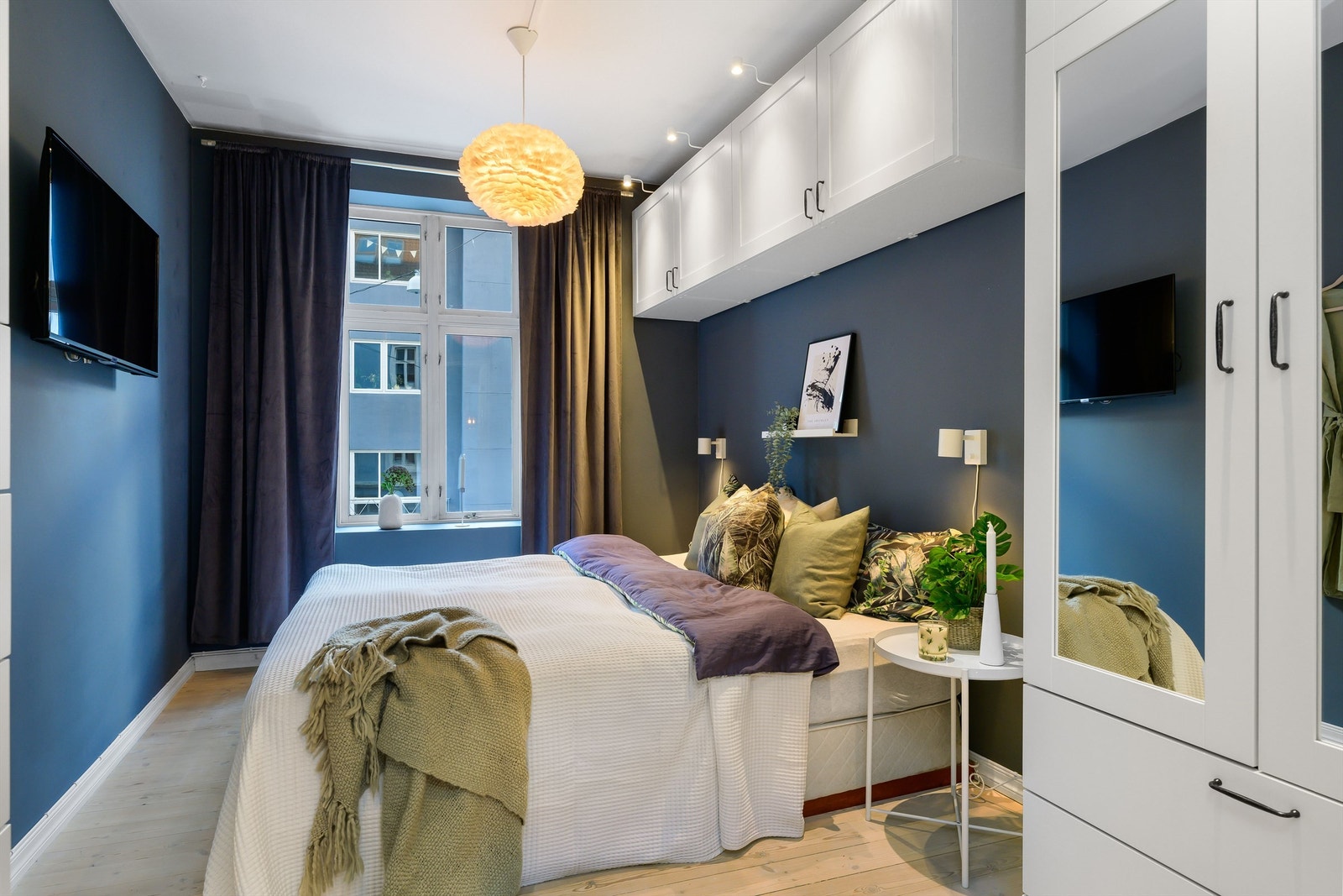 Hovedsoverommet med god størrelse og praktisk oppbevaring. Galleribilde