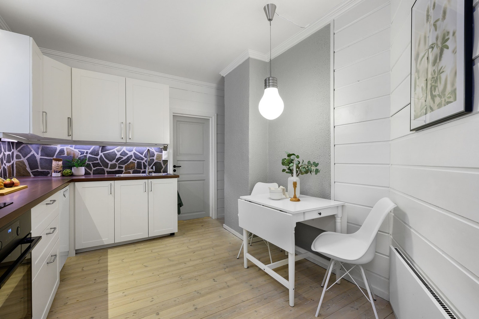 Rikelig med plass til kjøkkenbord. Galleribilde