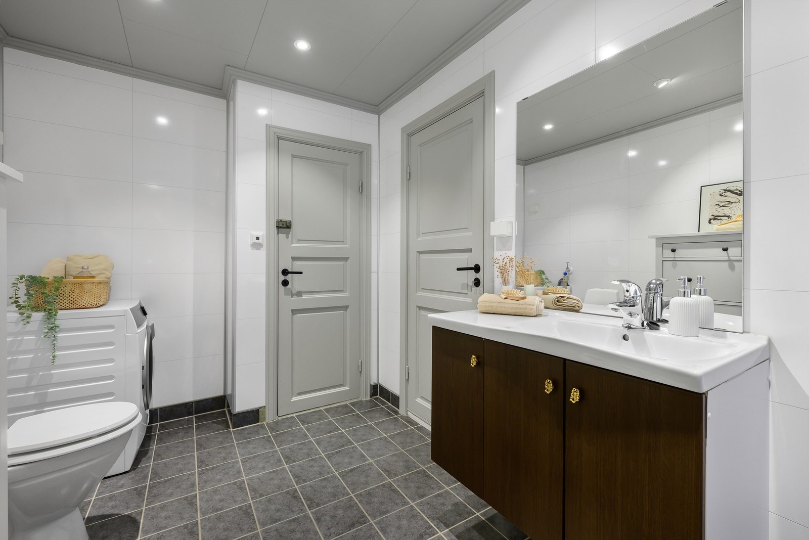 Nedsenket himling med downlights. Døren til venstre er ut til bod/rømingsvei som deles med den andre leiligheten i samme etasje. Galleribilde