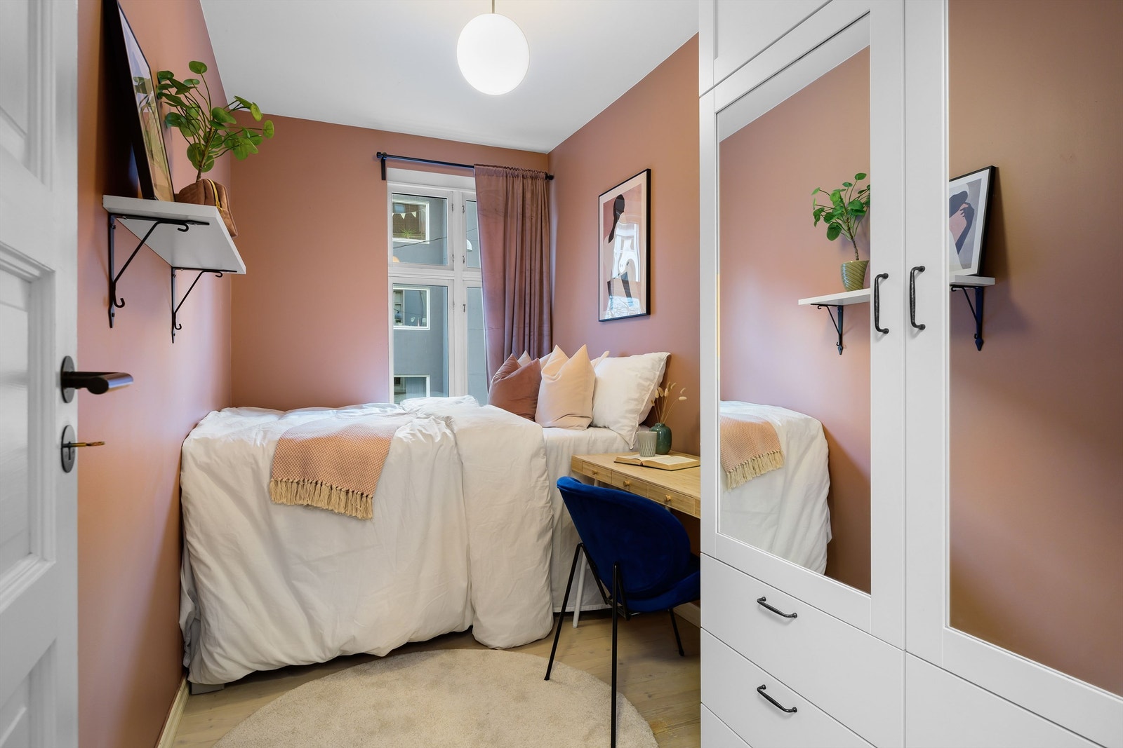 Soverom 2 er også delikat med moderne farger. Galleribilde