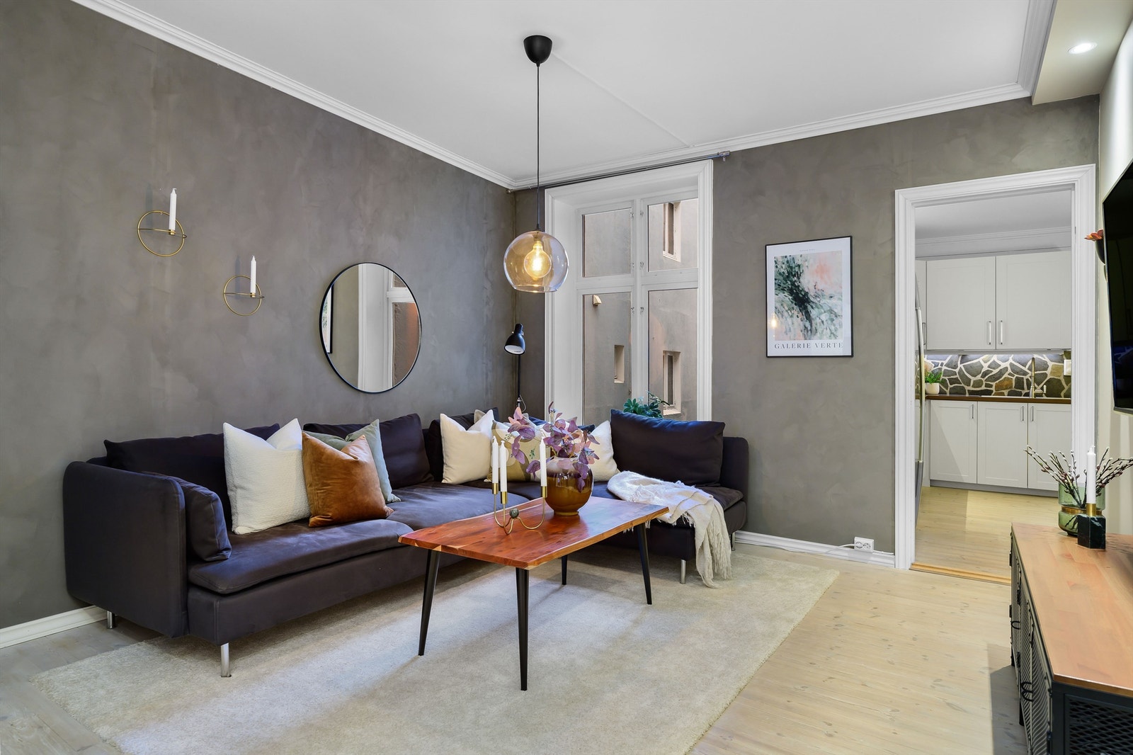 Stuen er romslig med moderne overflater. Galleribilde