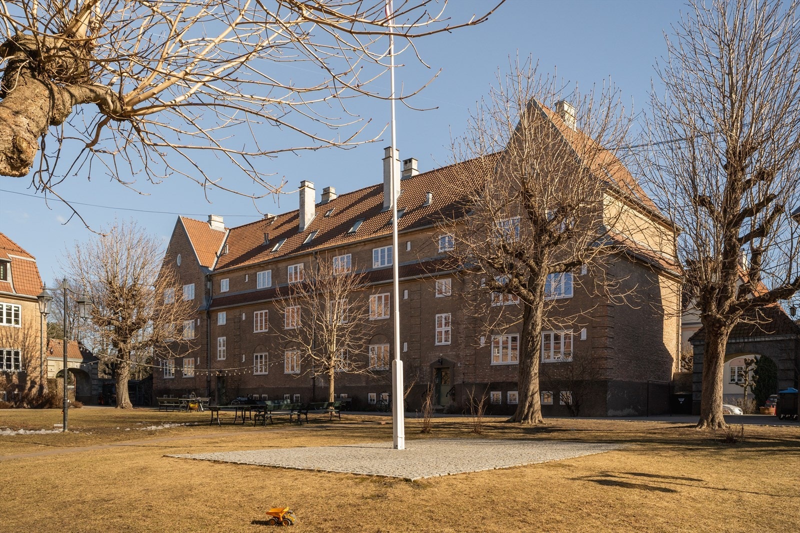 Etter barnehagen samles alle barna og leker ute, om sommeren, våren og høsten er det deilig å spise middag på en av de felles bordene i bakgården. her er det både griller og bålpanner tilgjengelig Galleribilde