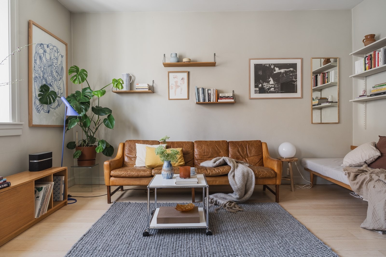 Stuen er av en generøs størrelse. Både plass til hjørnesofa og sofagruppe mot hverandre Galleribilde