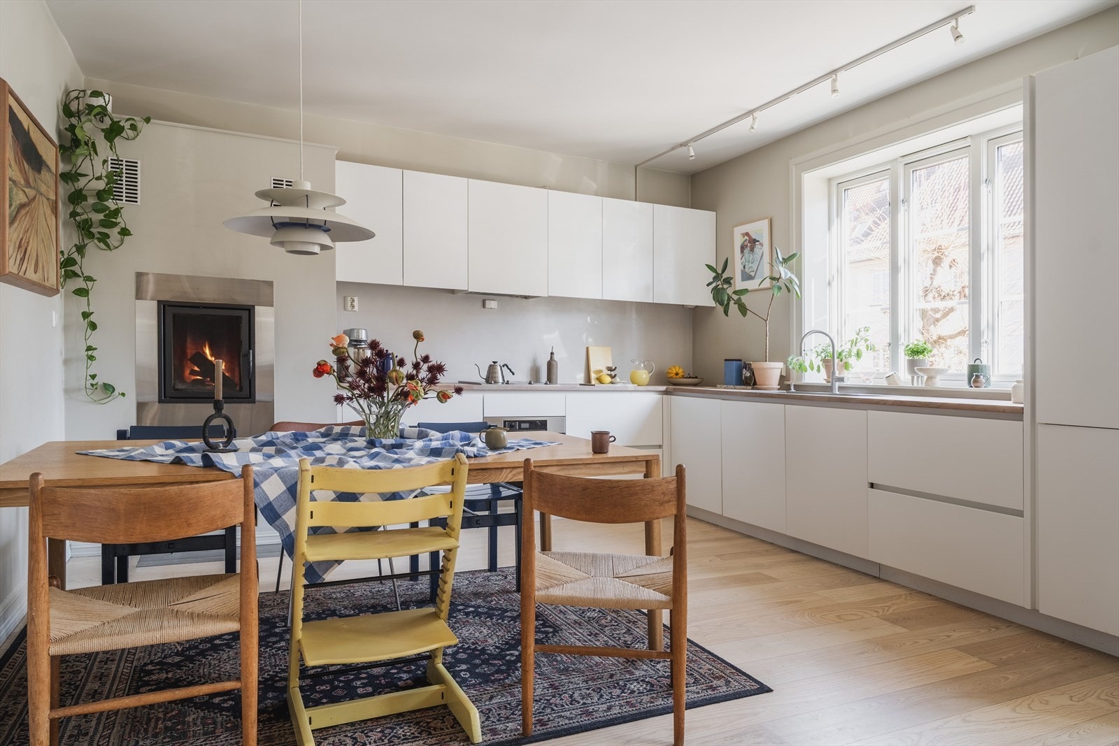 Lekkert og tidløst Multiform kjøkken med peis Galleribilde